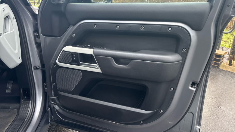 Land Rover Defender 2.0 D240 SE 110 5dr Auto Diesel Estate